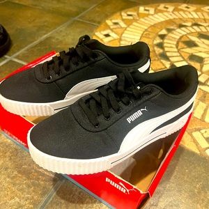 Women’s size 7 Carina CV Puma sneakers.